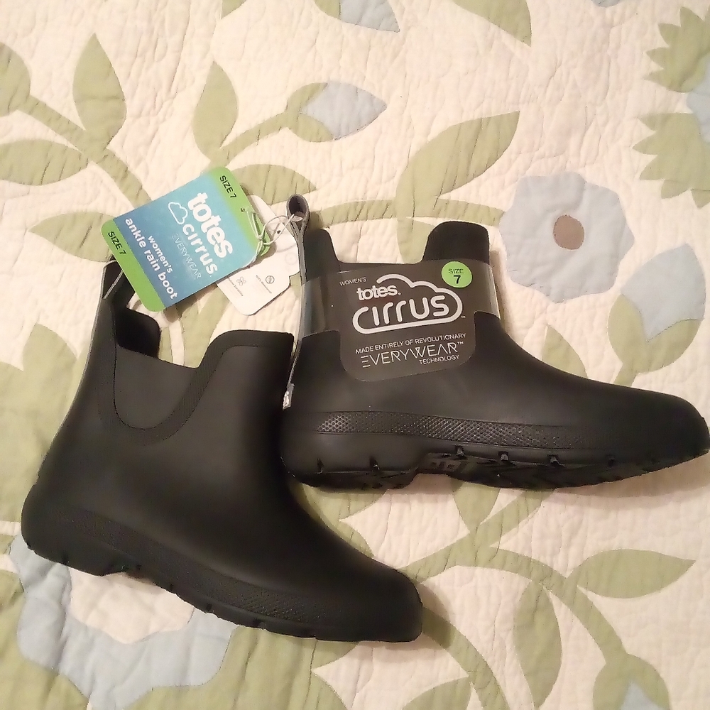 Totes cirrus rainboots, size 7 US
